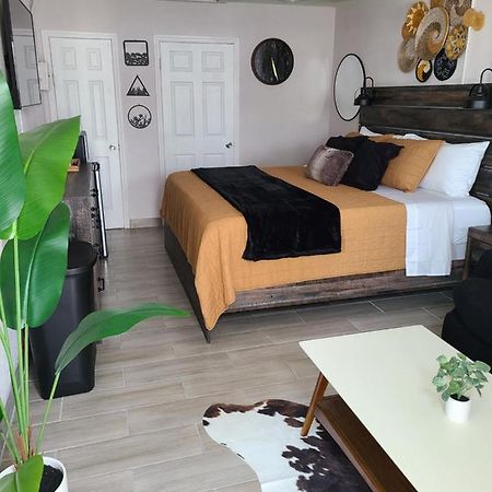 Modern Studio Retreat With King Bed - Cozy Comfort Pahokee Экстерьер фото