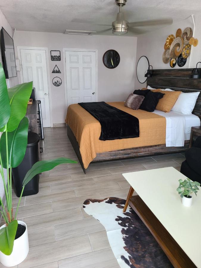 Modern Studio Retreat With King Bed - Cozy Comfort Pahokee Экстерьер фото