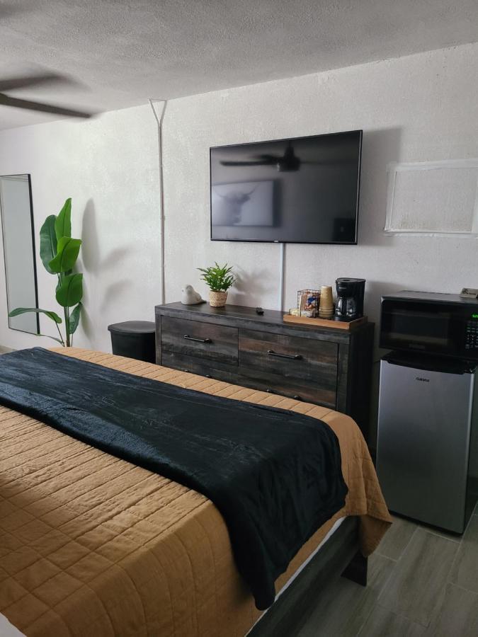 Modern Studio Retreat With King Bed - Cozy Comfort Pahokee Экстерьер фото
